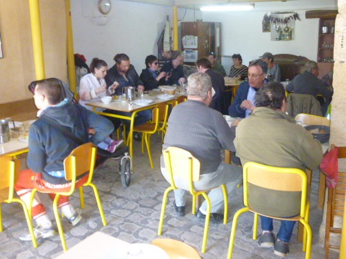 La cantine du village annimée par l'atelier Vie quotidienne.