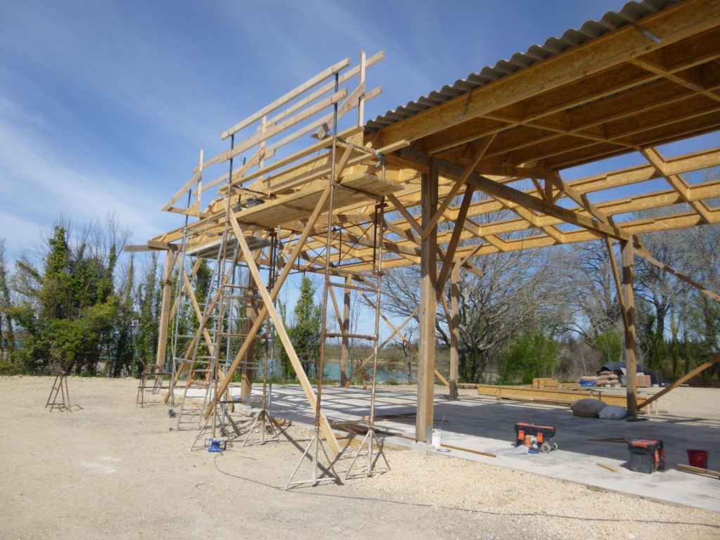 Echafaudage mise en place lors de la construction du hangar