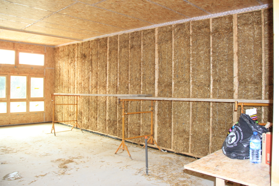 Mur intérieur isolé avec des bottes de pailles