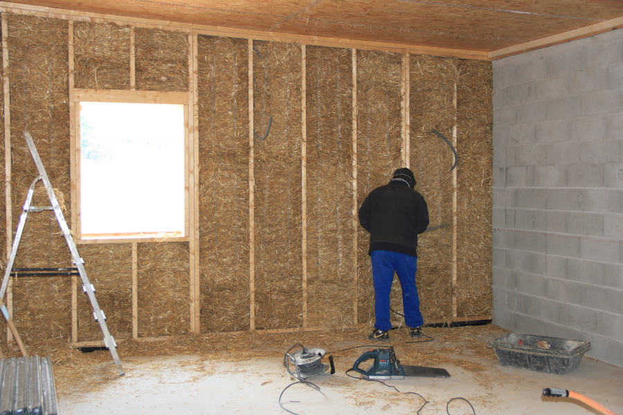 Isolation des murs en bottes de paille